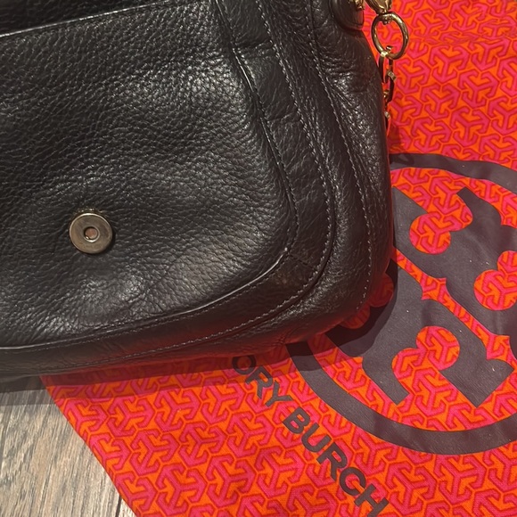 Great condition Tory Burch purse in black and gold detail/trim - Picture 9 of 16